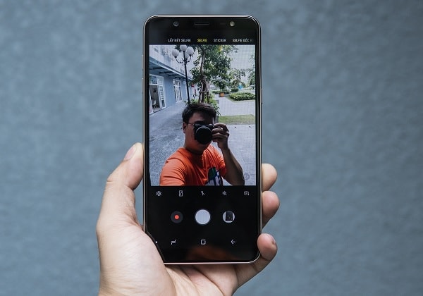 camera trước 16MP có đèn flash đi kèm cũng là một điểm cộng lớn