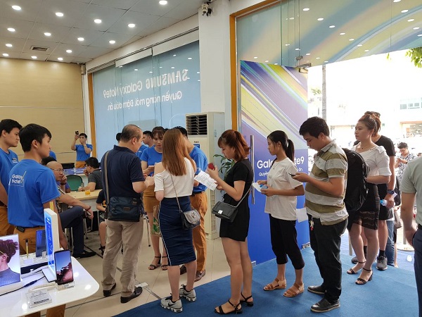 Khách hàng xếp hàng đợi trả hàng Note9 1 Galaxy