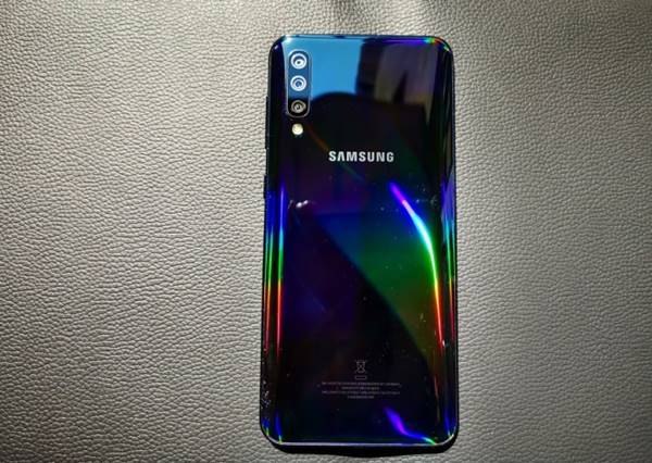 Đánh giá samsung Galaxy A50 - Smartphone sở hữu thiết kế bóng bẩy và có khả năng đổi màu