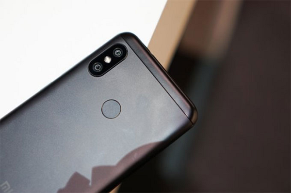 Mức giá bán Xiaomi Mi A2 Lite là rất tốt cho 1 smartphone camera kép Về cấu hình, smartphone nà