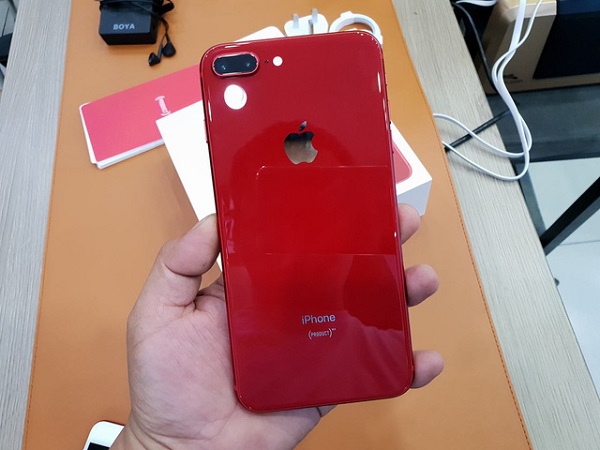 Chiều tối ngày 13/4 vừa qua đã xuất hiện iPhone 8 và 8 Plus đỏ tại Việt Nam