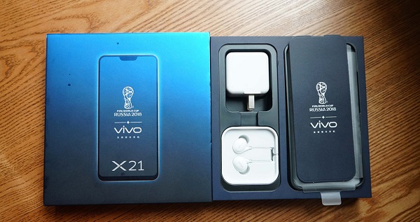 Đi kèm với máy có tai nghe, sạc, dây microUSB và một chiếc ốp bằng nhựa dẻo Đi kèm với máy có tai nghe, sạc, dây microUSB và một chiếc ốp bằng nhựa dẻo