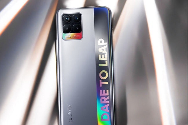 Mặt lưng của Realme 8 nổi bật với cụm camera hình chữ nhật và dải màu sử dụng hiệu ứng phản chiếu