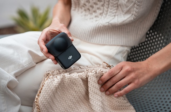 DJI Osmo 360 trên tay người dùng trẻ với phong cách thời trang hiện đại